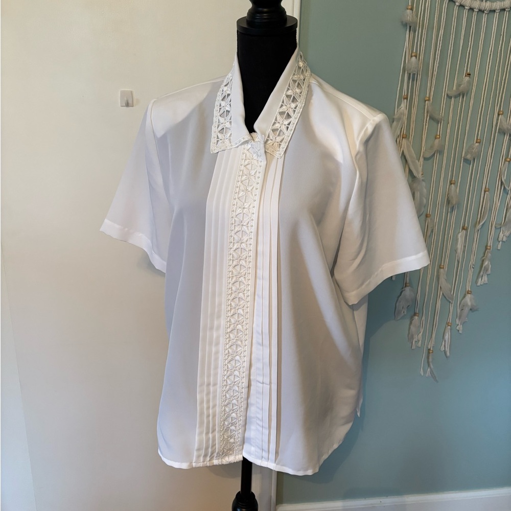 Croft & Barrow white top, button up.